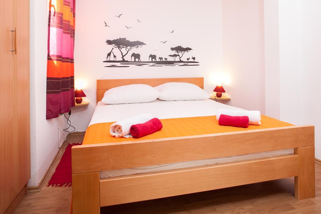 Apartments Fiona - Away From City Crowds Makarska Room photo
