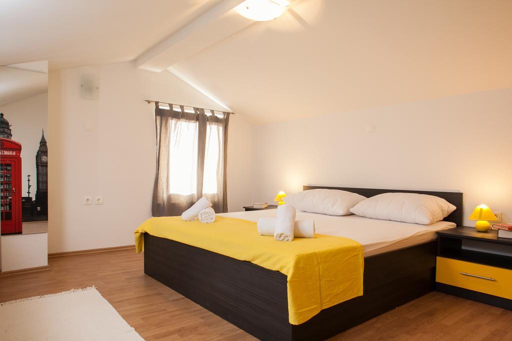 Apartments Fiona - Away From City Crowds Makarska Room photo