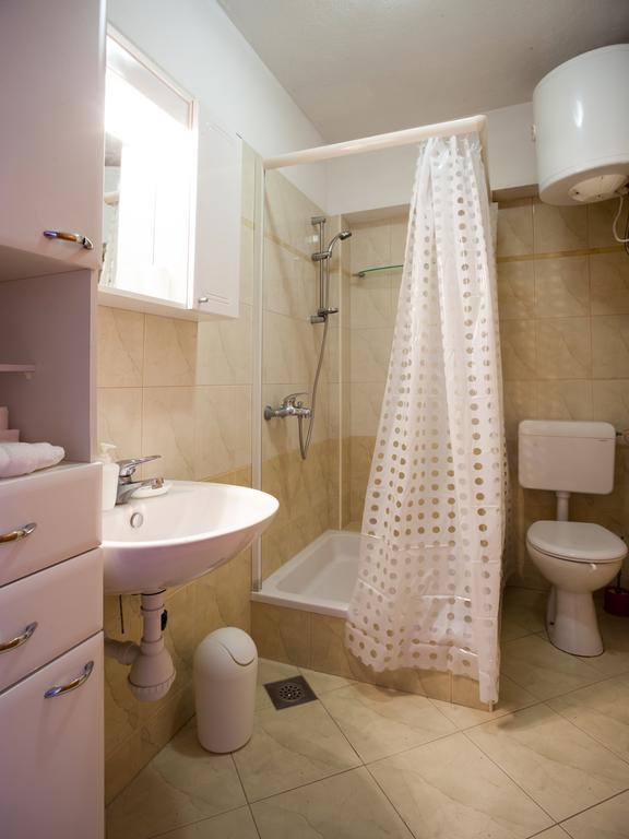 Apartments Fiona - Away From City Crowds Makarska Room photo