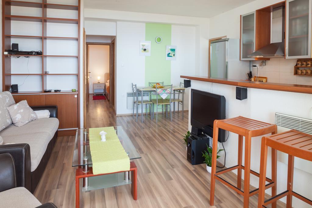 Apartments Fiona - Away From City Crowds Makarska Room photo
